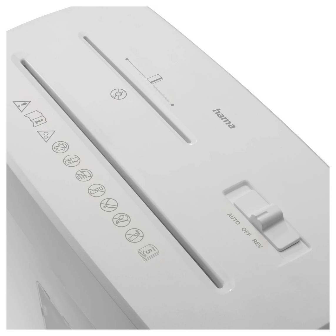 Des morceaux de papier déchiquetés orange et blanc dispersés sur une surface plane, créant un motif texturé.