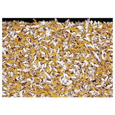 Un gros plan de papiers déchiquetés mélangés dans des tons orange et blanc, remplissant tout le cadre, créant un motif texturé et chaotique.