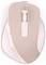 Une souris d'ordinateur sans fil rose pâle avec une molette de défilement et un design ergonomique, présentant le nom de la marque près du bas.