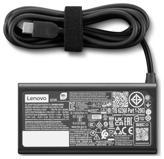 Adaptateur secteur Lenovo de 65 W avec un connecteur USB-C, étiquettes de conformité et certifications de sécurité sur le boîtier.
