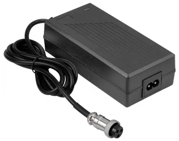 Un adaptateur secteur noir avec un connecteur de câble à trois broches, conçu pour les appareils électroniques, présentant une surface nervurée sur le boîtier.