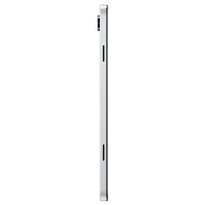 Vue latérale d'un smartphone argenté au design élégant avec un objectif de caméra proéminent dans le coin supérieur gauche.