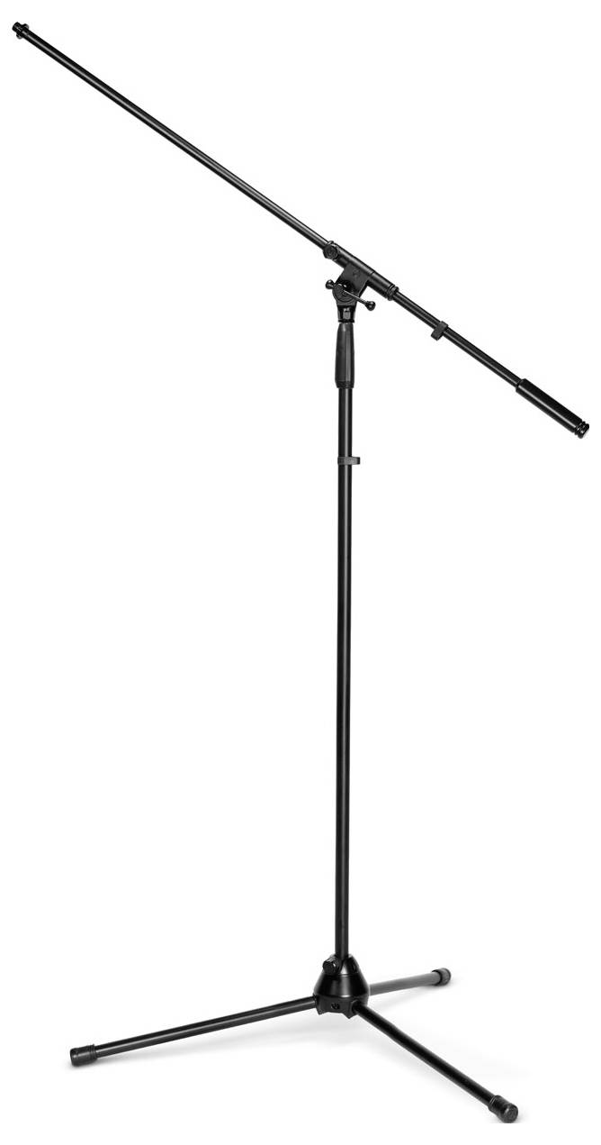 Un support de microphone en métal avec un bras télescopique réglable et une base trépied, utilisé pour maintenir un microphone dans différentes positions lors de performances.