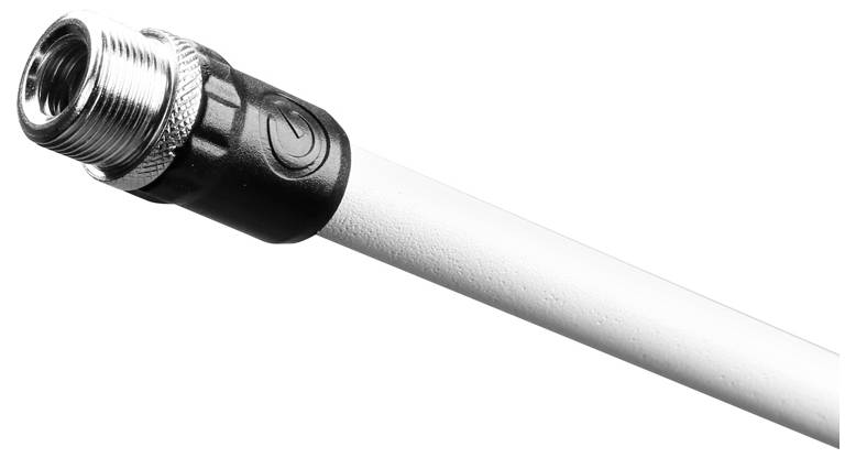 Un gros plan d'un câble coaxial avec un connecteur métallique, mettant en valeur l'écrou hexagonal noir et la gaine blanche du câble, incliné vers la droite.