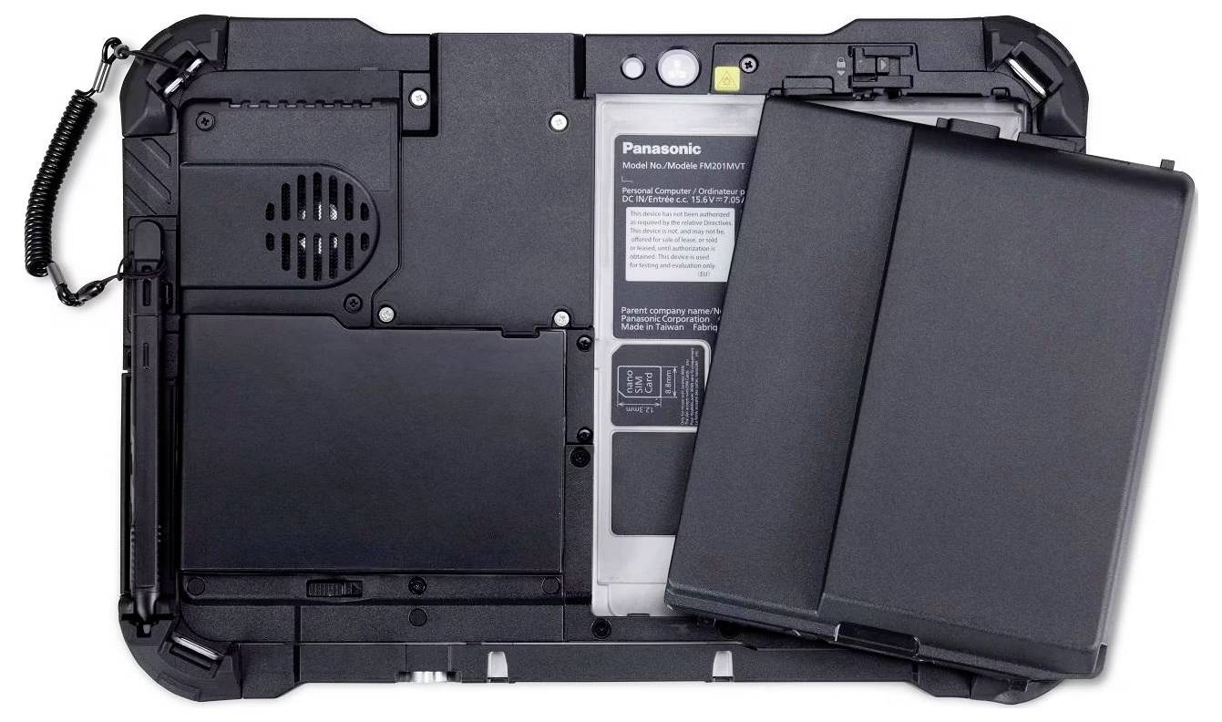 Dos d'un appareil électronique robuste avec un volet ouvert révélant le compartiment de la batterie et des informations techniques.