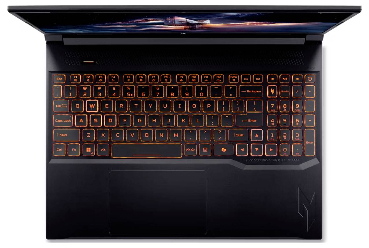 Une vue d'un ordinateur portable depuis le haut, avec un clavier rétroéclairé orange vif, l'écran ouvert montrant un horizon de ville futuriste.