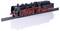 Un modèle détaillé d'une locomotive à vapeur avec un corps noir et des roues rouges, exposé sur une section de voie ferrée sur un fond blanc.