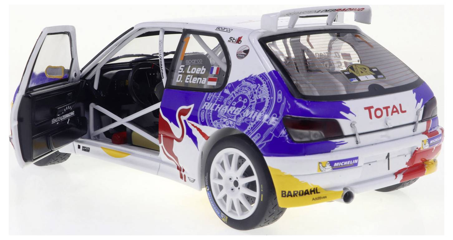 «Une voiture de rallye miniature avec les portes ouvertes, présentant les noms des pilotes S. Loeb et D. Elena sur la vitre. La voiture possède des logos de sponsors et une cage de sécurité.»