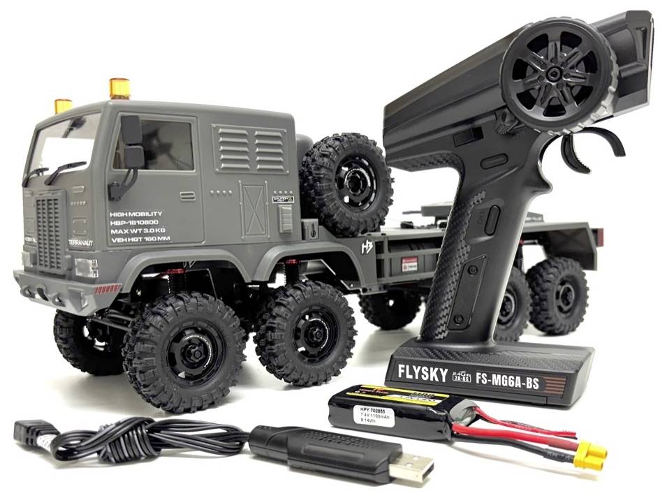 Camion tout-terrain télécommandé avec de grandes roues, un émetteur noir et des accessoires de batterie, mettant en valeur sa conception robuste et ses capacités.