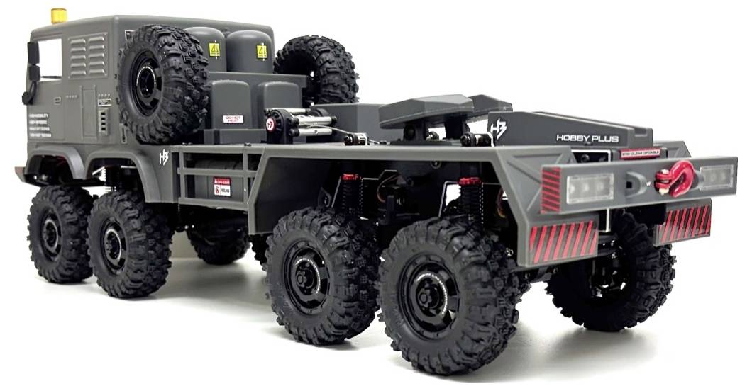 Un modèle détaillé d'un camion militaire robuste, à plusieurs essieux, doté d'une construction solide, de grandes roues et d'une marque visible sur le côté.