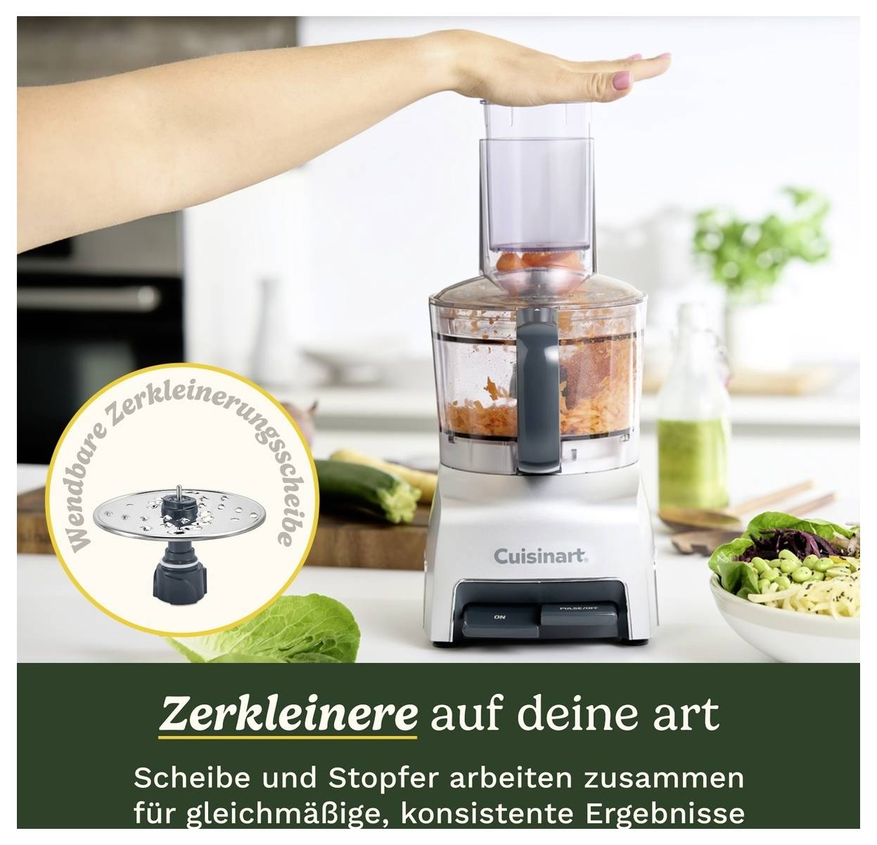 Une main fait fonctionner un robot culinaire Cuisinart qui hache des légumes. Un autocollant montre un disque réversible pour déchiqueter.