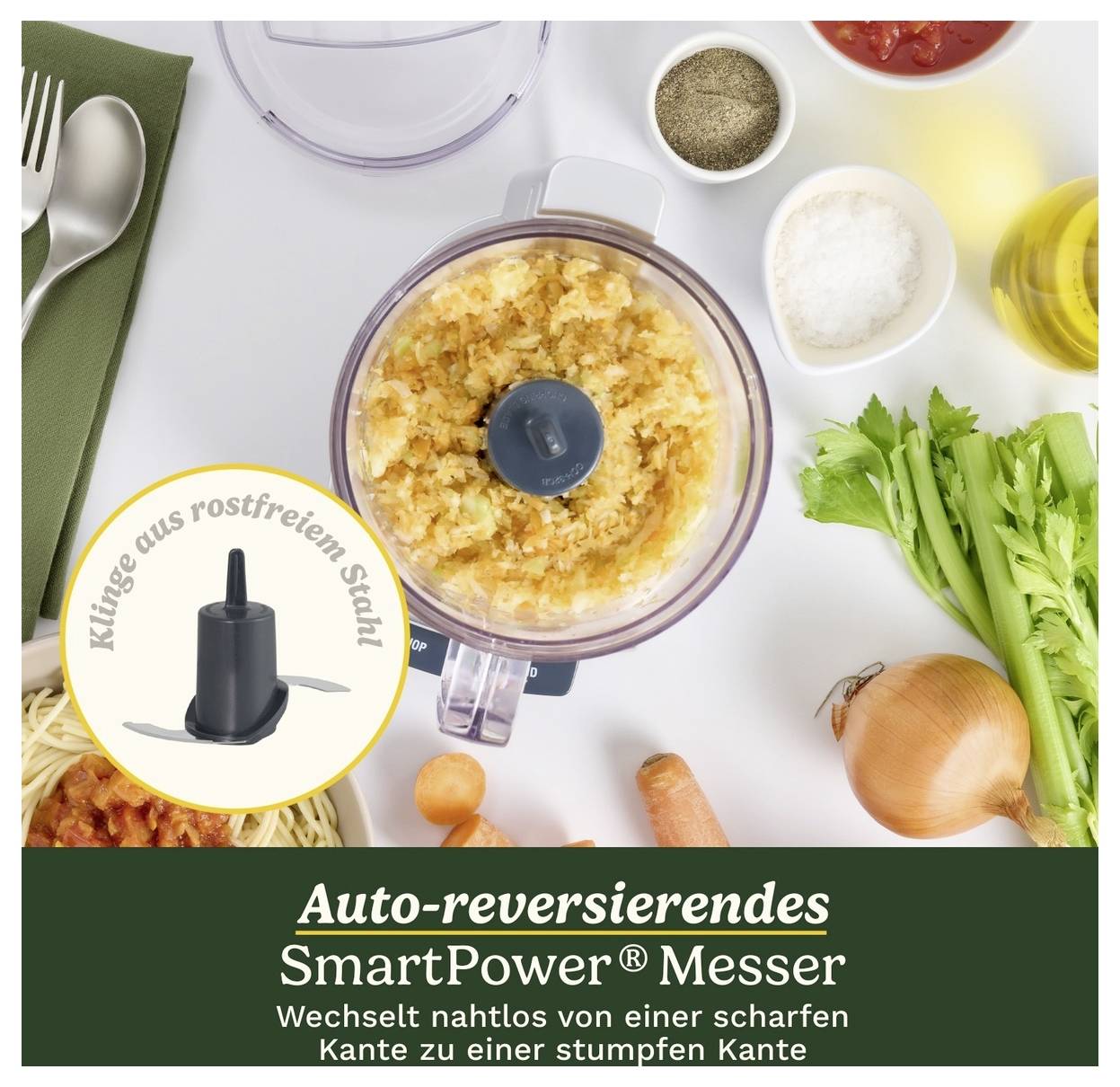 Broyeur avec des ingrédients râpés, entouré de légumes frais. Le texte met en avant un « couteau auto-inversant en acier inoxydable ».