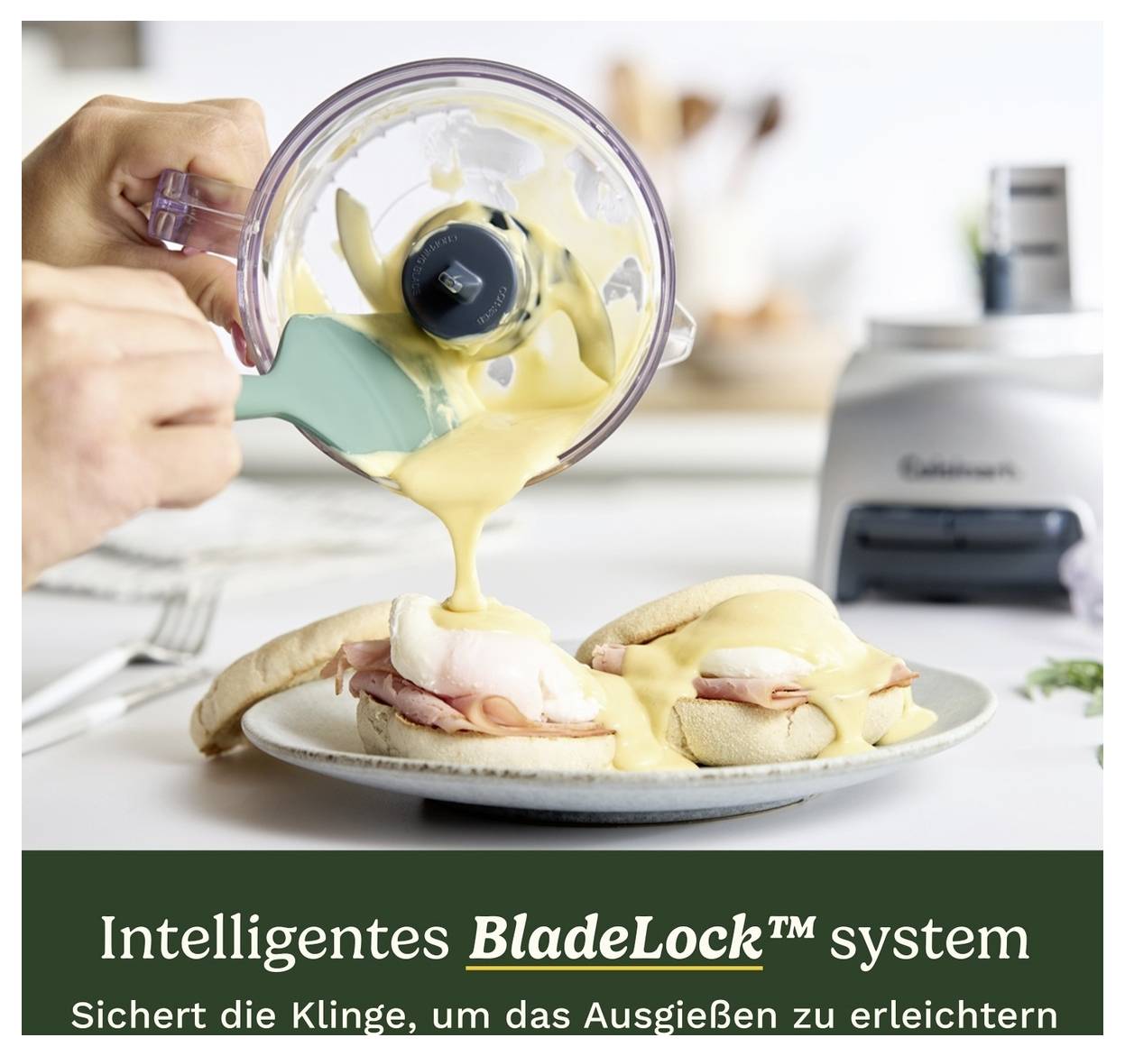 Une personne verse de la sauce d'un mixeur sur un muffin anglais garni de jambon et d'œuf. Texte : « Système intelligent BladeLock™ ».