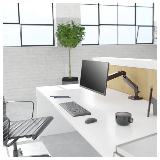 Un poste de travail de bureau moderne avec un écran sur un bras articulé, un clavier, une souris, un cahier, un stylo et une tasse de café noire. Un pot de plante est en arrière-plan.