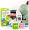 Kits de tampons Marky DIY avec des tampons verts et roses présentant des visages souriants ; placés à côté de vêtements pliés, une casquette verte et des chaussures blanches.