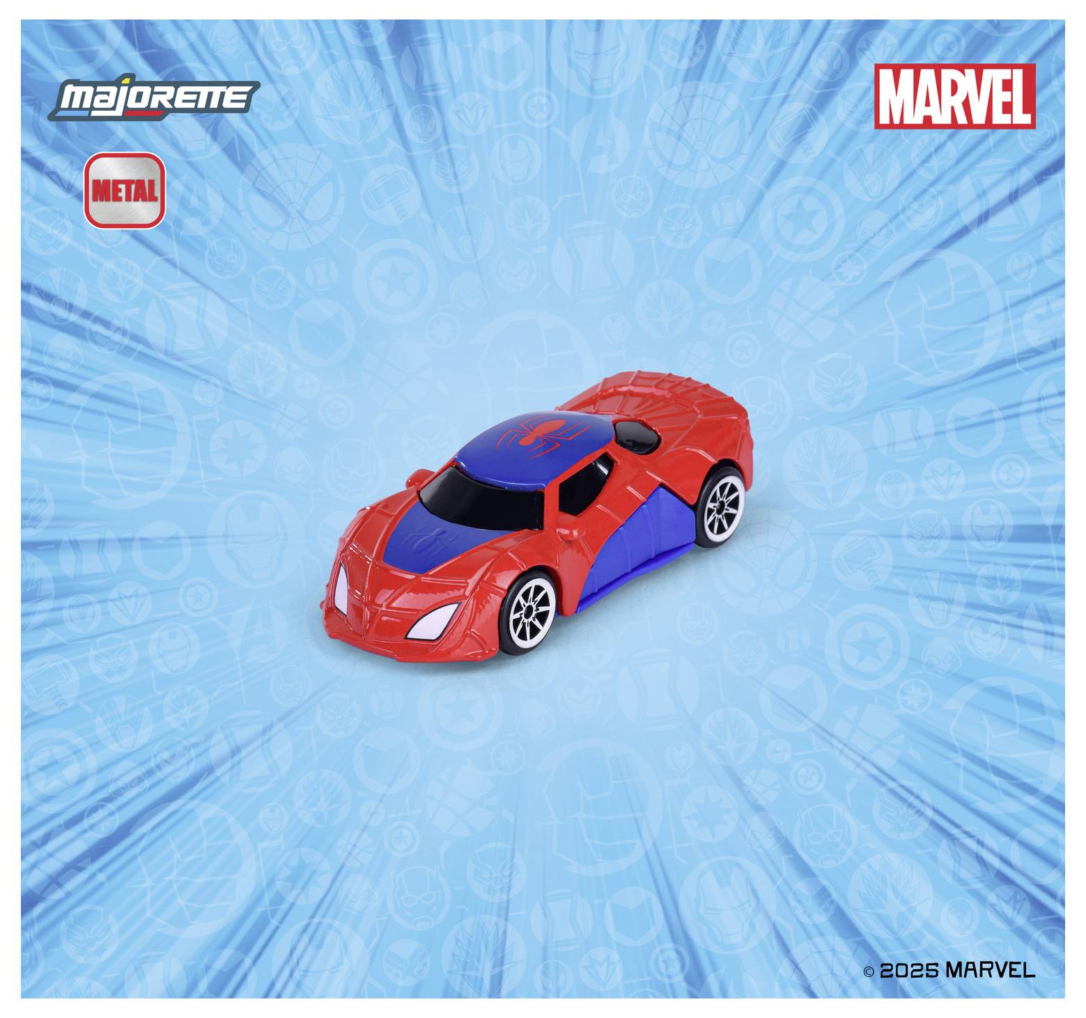 Une voiture jouet rouge et bleue avec un design web et un emblème d'araignée, inspirée d'un thème de super-héros, posée sur un fond bleu à motifs.