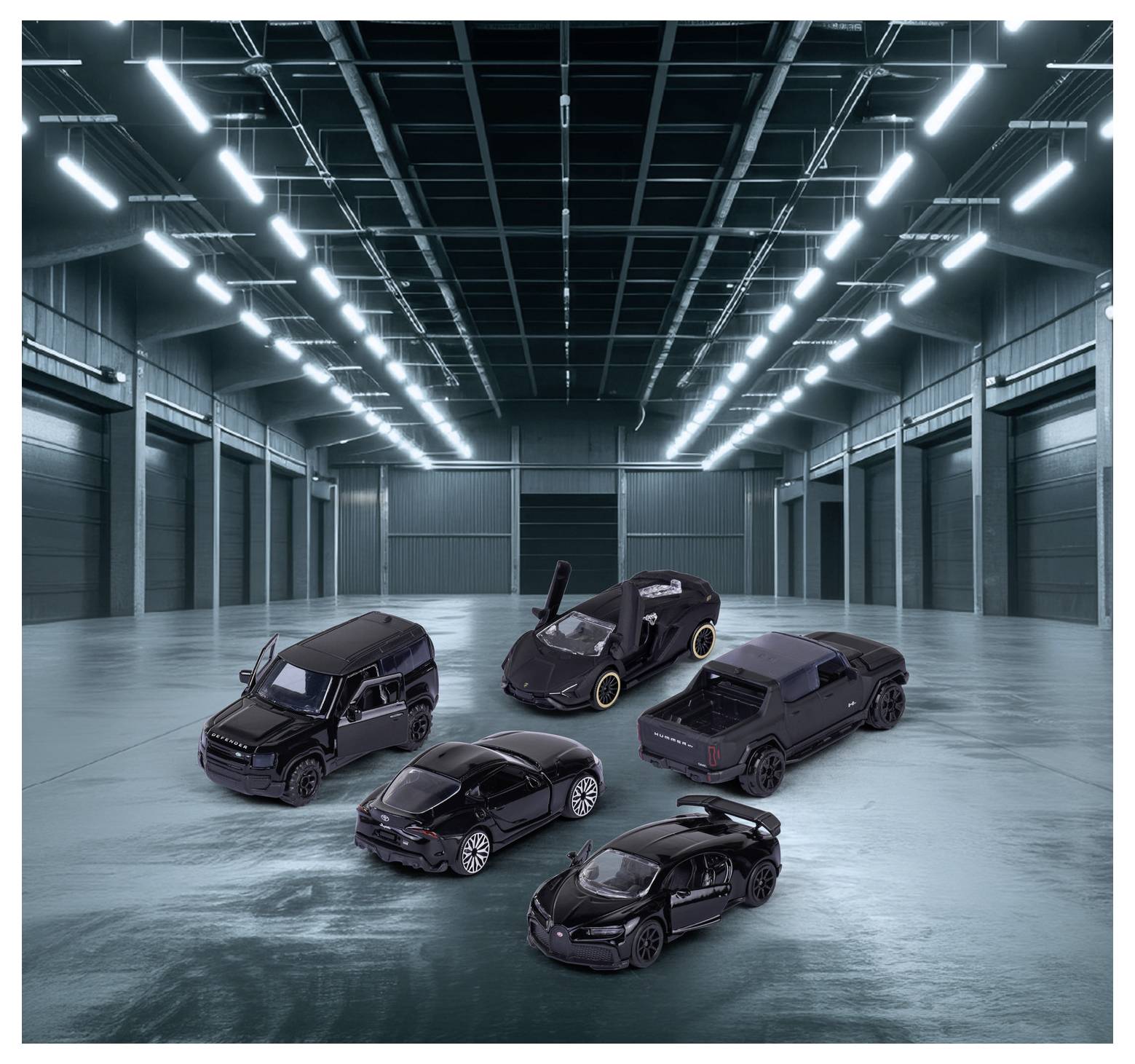 Cinq voitures de jouet noires sont exposées sous des lumières vives dans un grand entrepôt industriel vide.