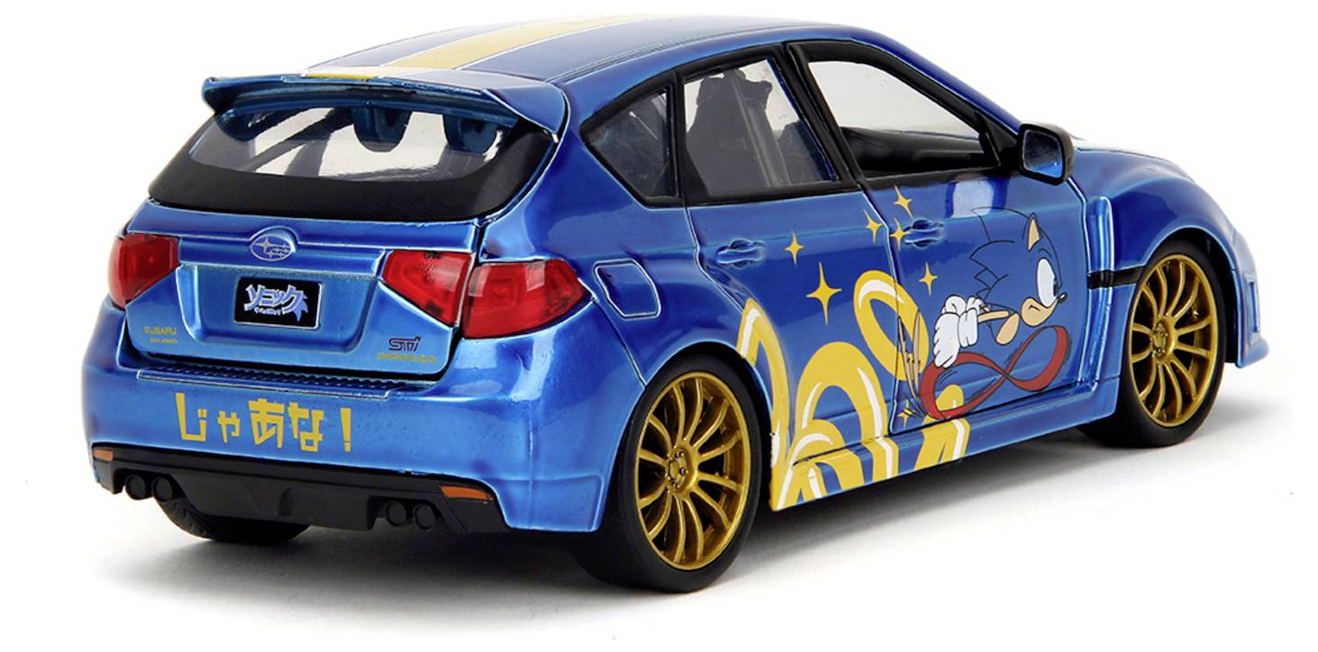 Une petite voiture jouet bleue avec des roues dorées, ornée de décalcomanies de personnages de dessins animés.