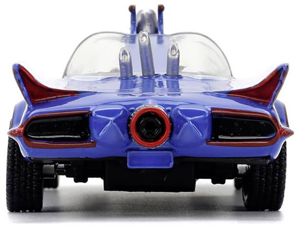 Une voiture miniature bleue avec des touches de rouge, dotée de grandes ailettes arrière et de détails de propulseur jet en plastique, vue de derrière.