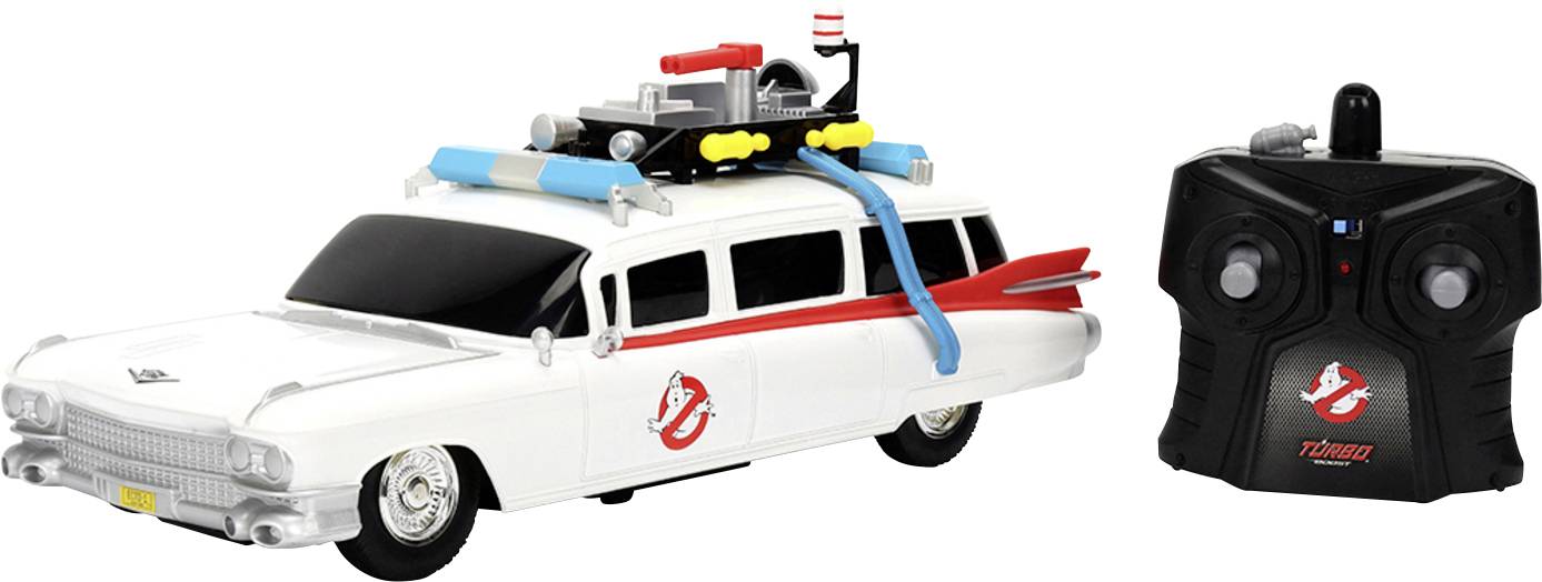 Une voiture téléguidée ressemblant au véhicule des 'Ghostbusters', avec une télécommande à côté, toutes deux arborant le logo iconique.