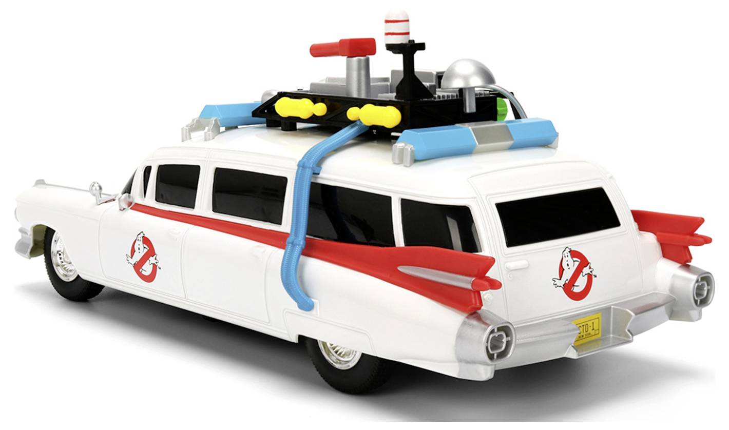Une maquette de la voiture Ecto-1 des 'Ghostbusters', équipée de matériel de capture de fantômes sur le toit et du logo emblématique sur les côtés.