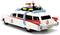 Une maquette de la voiture Ecto-1 des 'Ghostbusters', équipée de matériel de capture de fantômes sur le toit et du logo emblématique sur les côtés.
