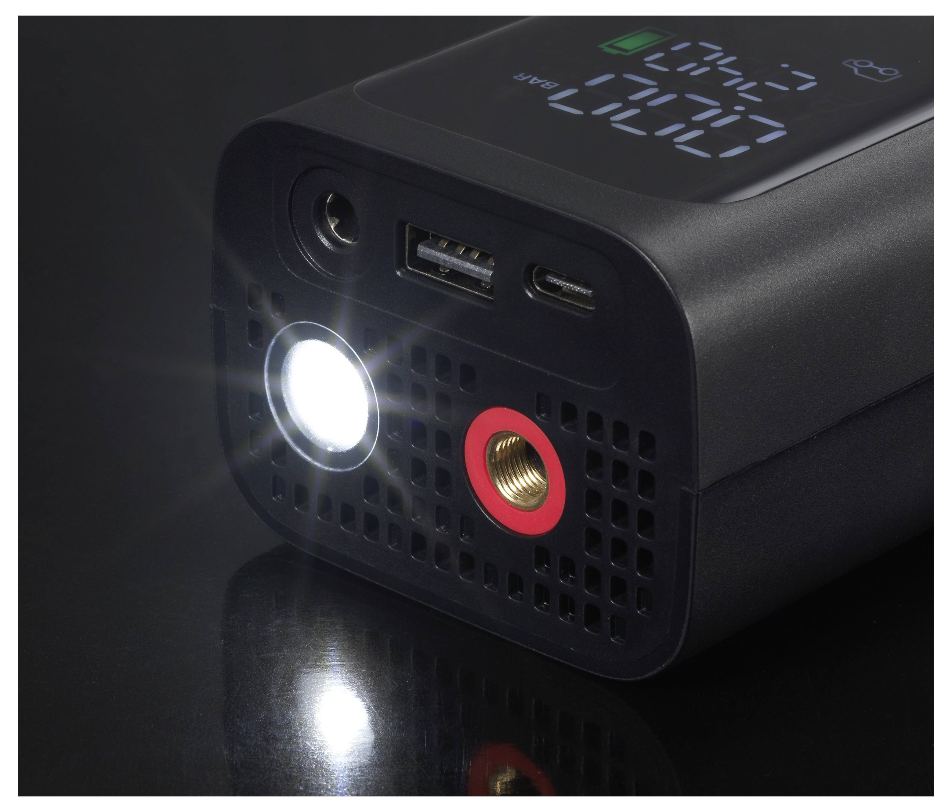 Un gonfleur de pneus numérique portable affichant une lampe de poche illuminée, un port USB et un manomètre sur un fond sombre.