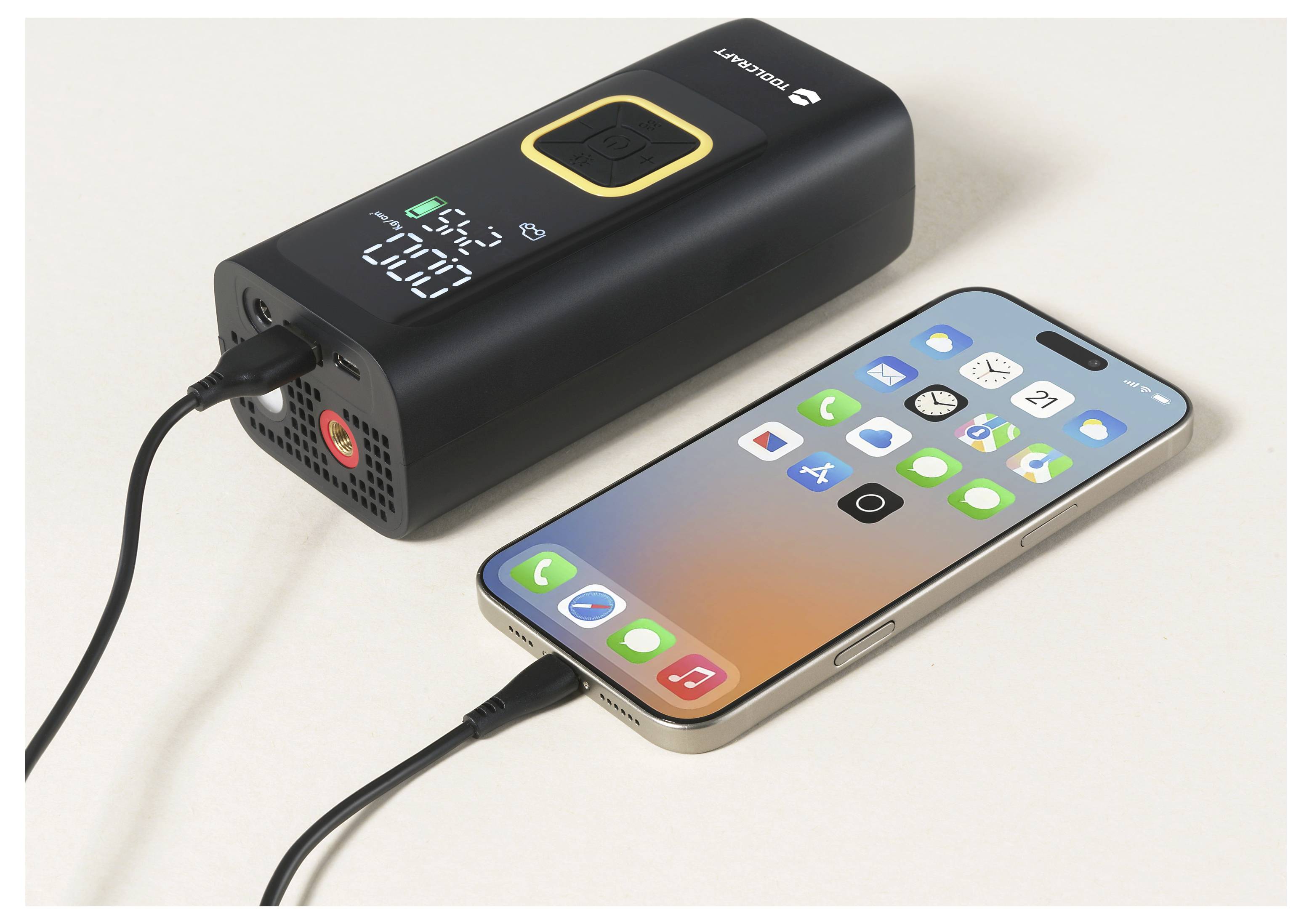 Une batterie externe portative chargeant un smartphone. La batterie externe affiche le pourcentage de batterie, et l'écran du smartphone affiche les icônes d'applications.