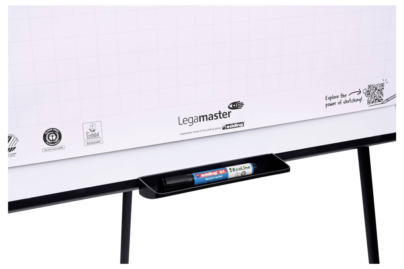 Un tableau blanc quadrillé est monté sur un support. Un marqueur noir repose dans un bac en dessous, et la marque 'Legamaster' est visible.