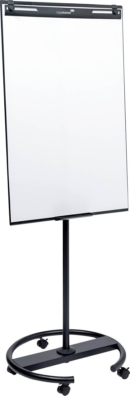 Un support de tableau de conférence mobile avec un bloc de papier blanc vierge, soutenu par un cadre métallique noir sur roulettes.