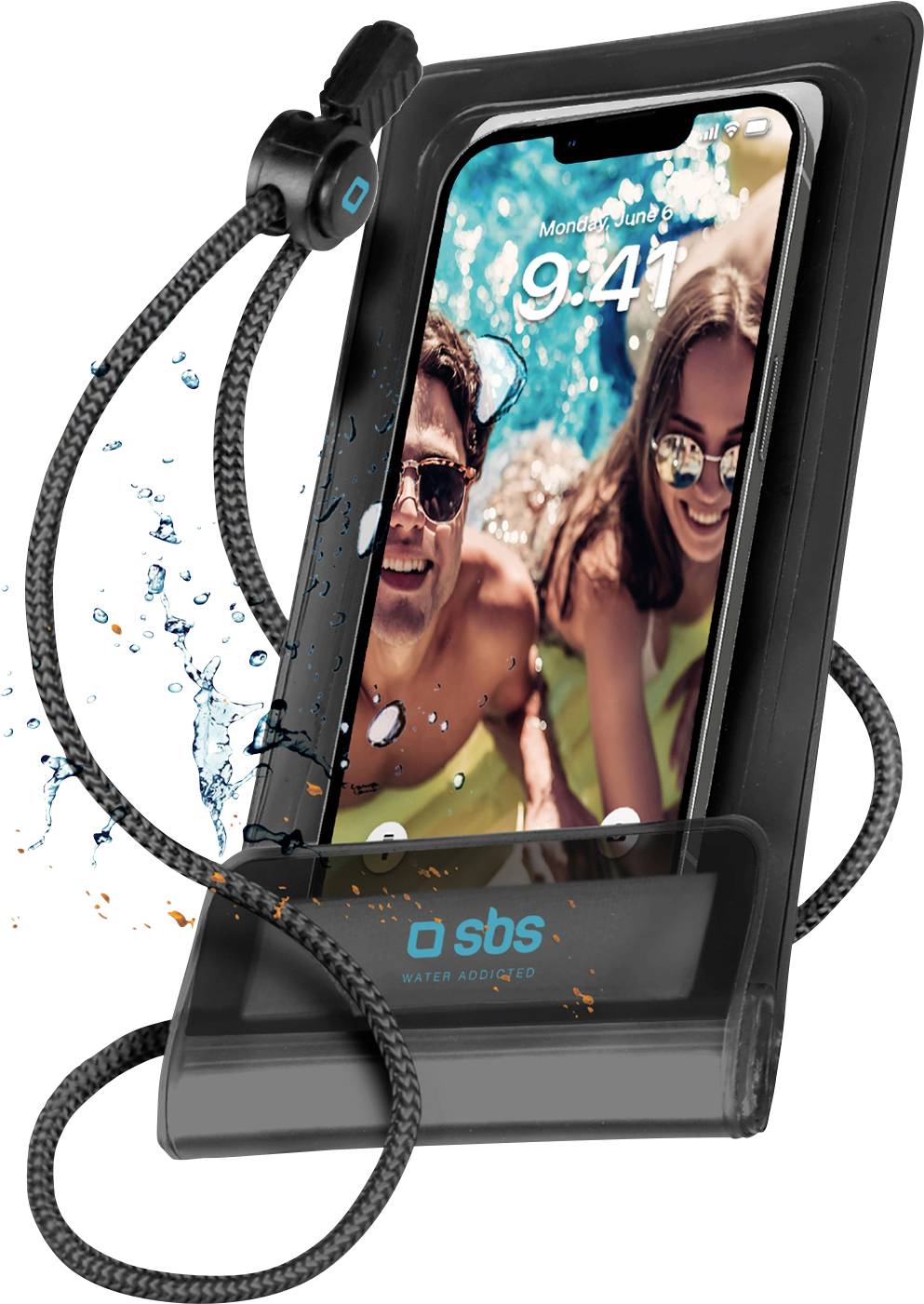 Un étui de téléphone étanche affiche un smartphone présentant un couple dans une piscine. Des éclaboussures d'eau l'entourent, mettant en évidence la capacité de protection de l'étui.