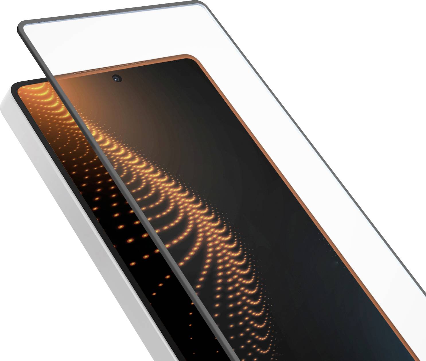 Étui de téléphone avec deux découpes pour les caméras étant placé sur les lentilles de caméra d'un smartphone.