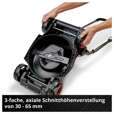 Deux mains règlent la hauteur de coupe d'une tondeuse. Texte : « Réglage axial de la hauteur de coupe en 3 positions de 30 à 65 mm ».