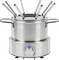 Casserole à fondue en acier inoxydable avec des poignées sur les côtés, posée sur un socle équipé d'un cadran de température. Plusieurs brochettes sont insérées dans la casserole.
