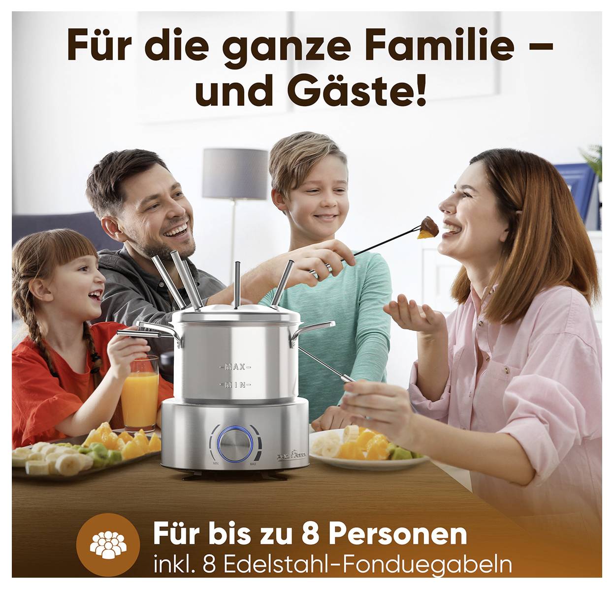 Une famille avec deux enfants sourit en mangeant une fondue. Au premier plan se trouvent un appareil à fondue électrique et des couverts.