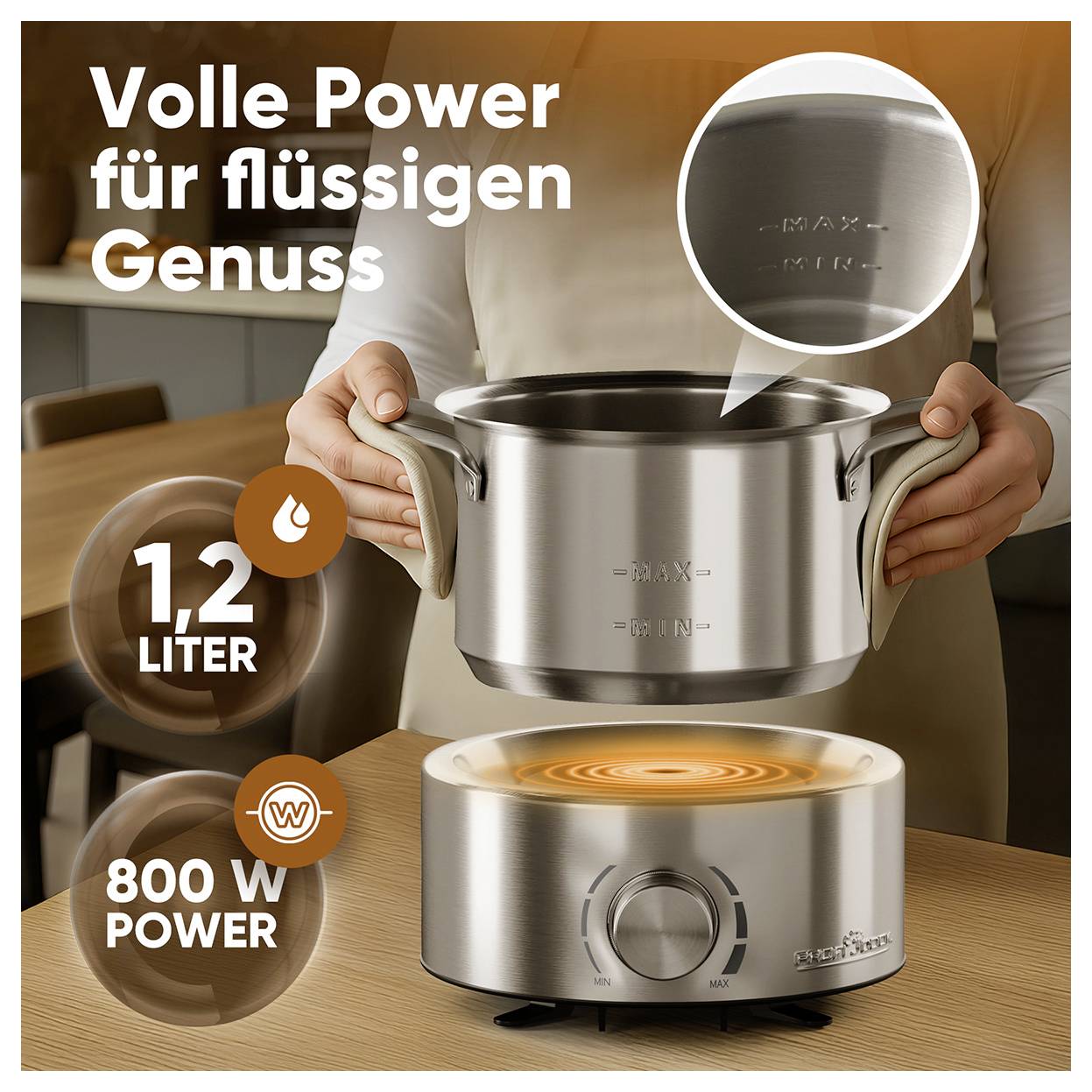 Une personne tient une casserole en acier inoxydable sur une plaque à induction avec le texte 'Toute la puissance pour un plaisir liquide'. Détails : 1,2 litres, 800 W de puissance.