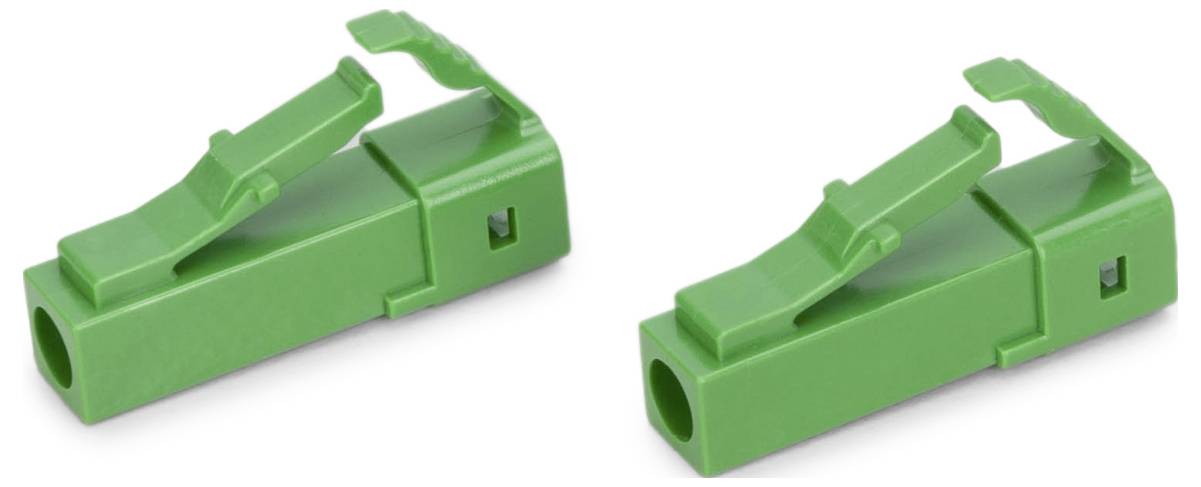 Deux connecteurs à fibre optique LC verts avec des languettes push-pull alignés côte à côte sur un fond blanc.