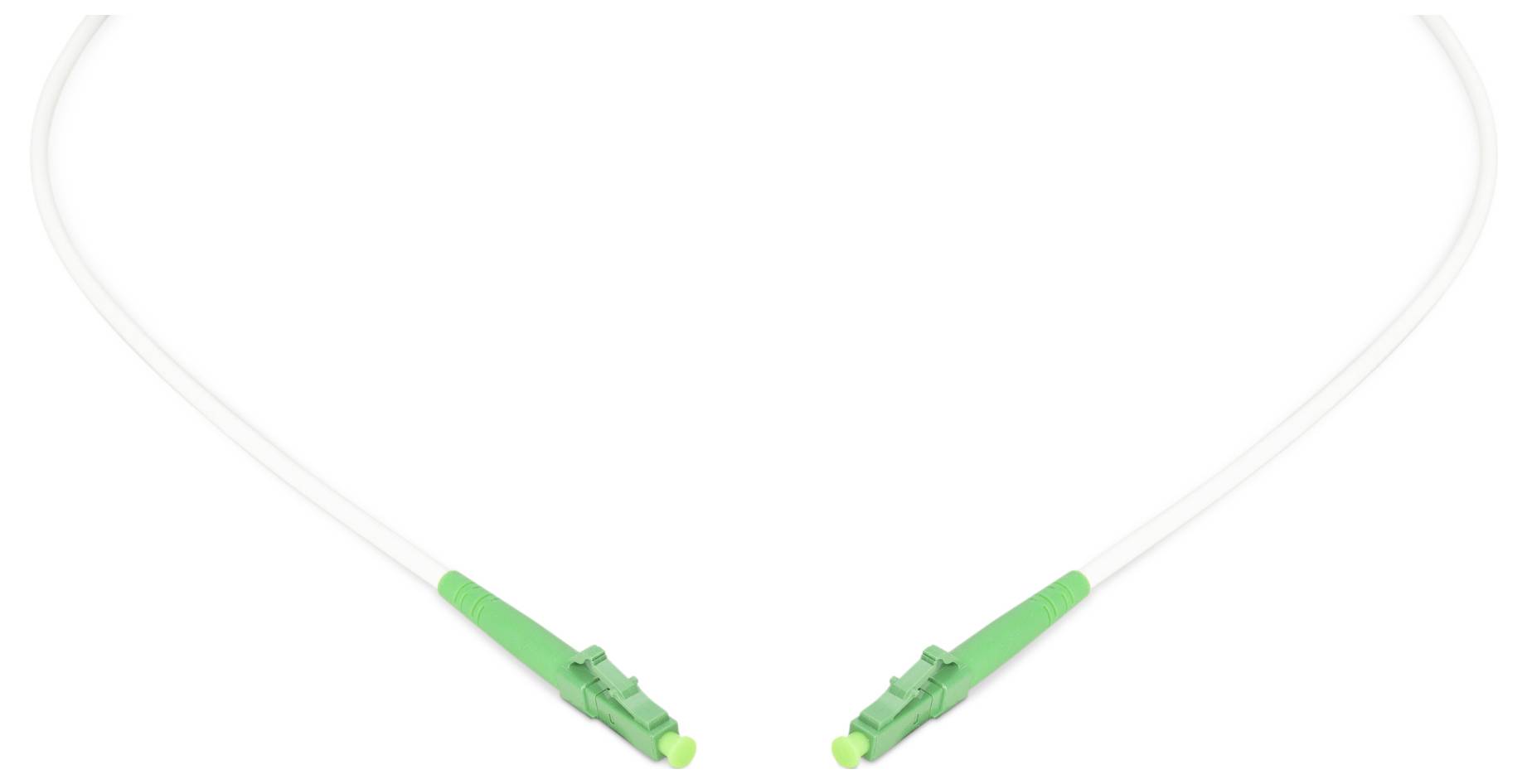 Un câble de raccordement en fibre optique blanc avec des connecteurs verts à chaque extrémité, formant une boucle, souvent utilisé pour la transmission de données à haut débit.