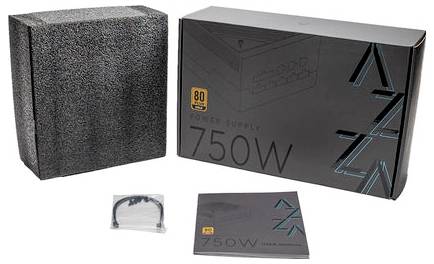 Boîte d'alimentation 750W avec une unité, un manuel et des câbles présentés. La boîte affiche un indice d'efficacité 80 Plus.