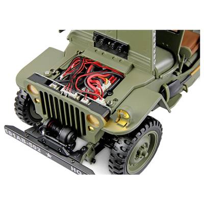 Une maquette détaillée d'un Jeep militaire avec son capot ouvert, montrant un câblage complexe et des composants moteur, mettant en valeur ses caractéristiques mécaniques.
