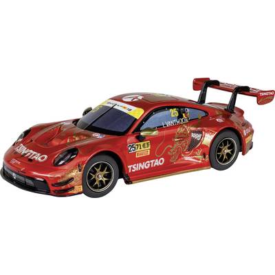 Une voiture de course miniature rouge avec un logo 'Tsingtao', un graphique de dragon et des touches dorées. Le numéro '25' est visible sur le côté.