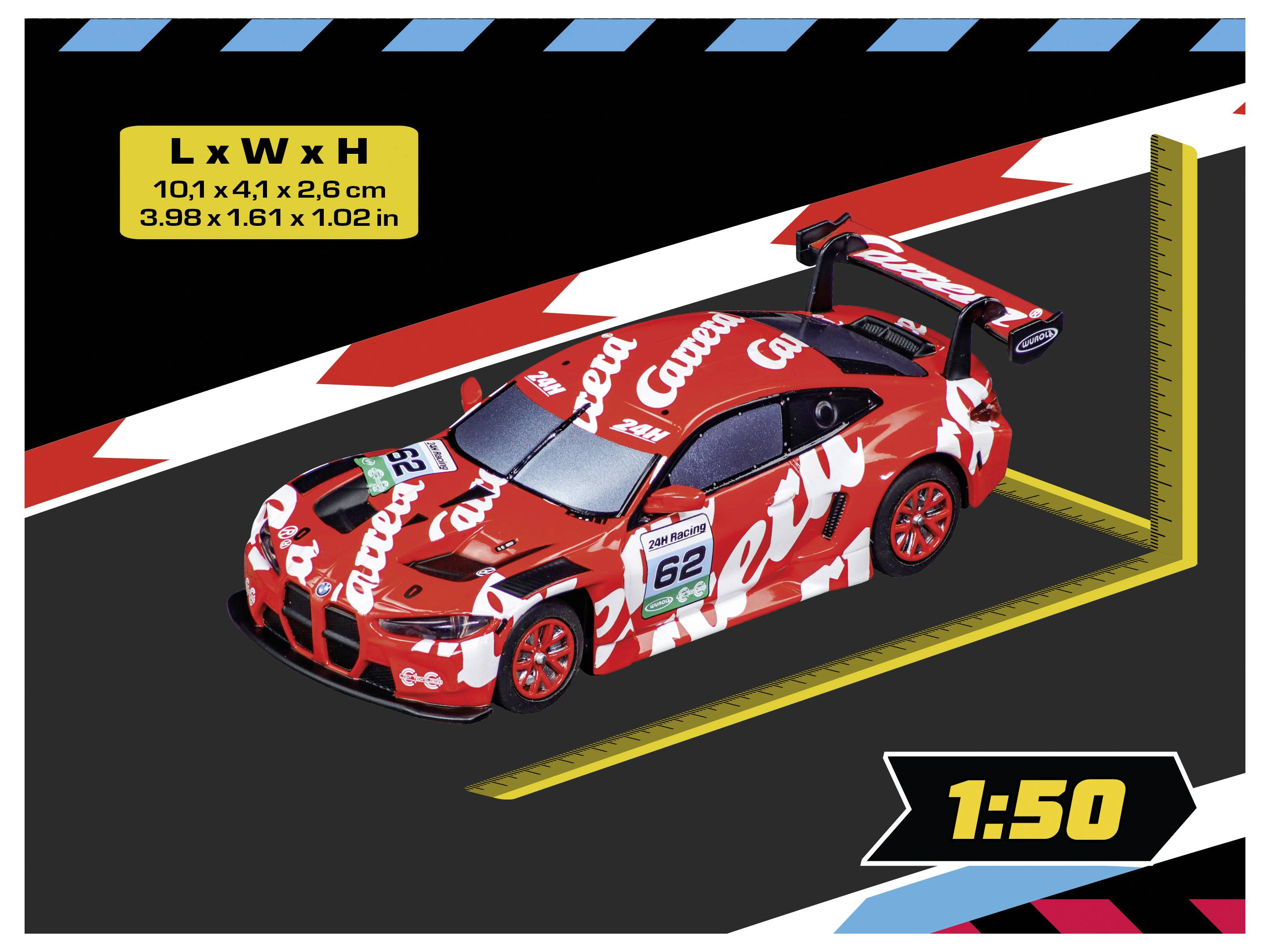 Modèle réduit de voiture de course en rouge vif avec logos de sponsors, étiqueté à l'échelle 1:50. Dimensions : 10,1 x 4,1 x 2,6 cm.