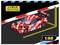 Modèle réduit de voiture de course en rouge vif avec logos de sponsors, étiqueté à l'échelle 1:50. Dimensions : 10,1 x 4,1 x 2,6 cm.