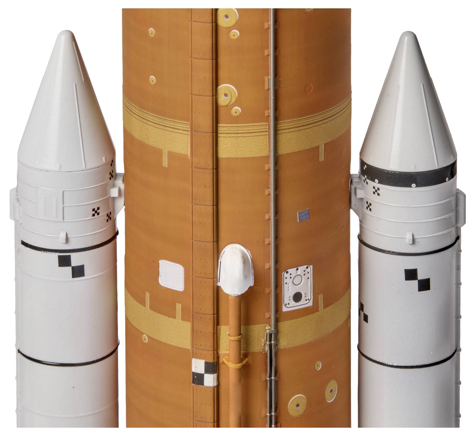 Vue rapprochée du réservoir externe orange d'une navette spatiale, encadré par deux propulseurs d'appoint blancs, mettant en valeur leur texture et leur design.