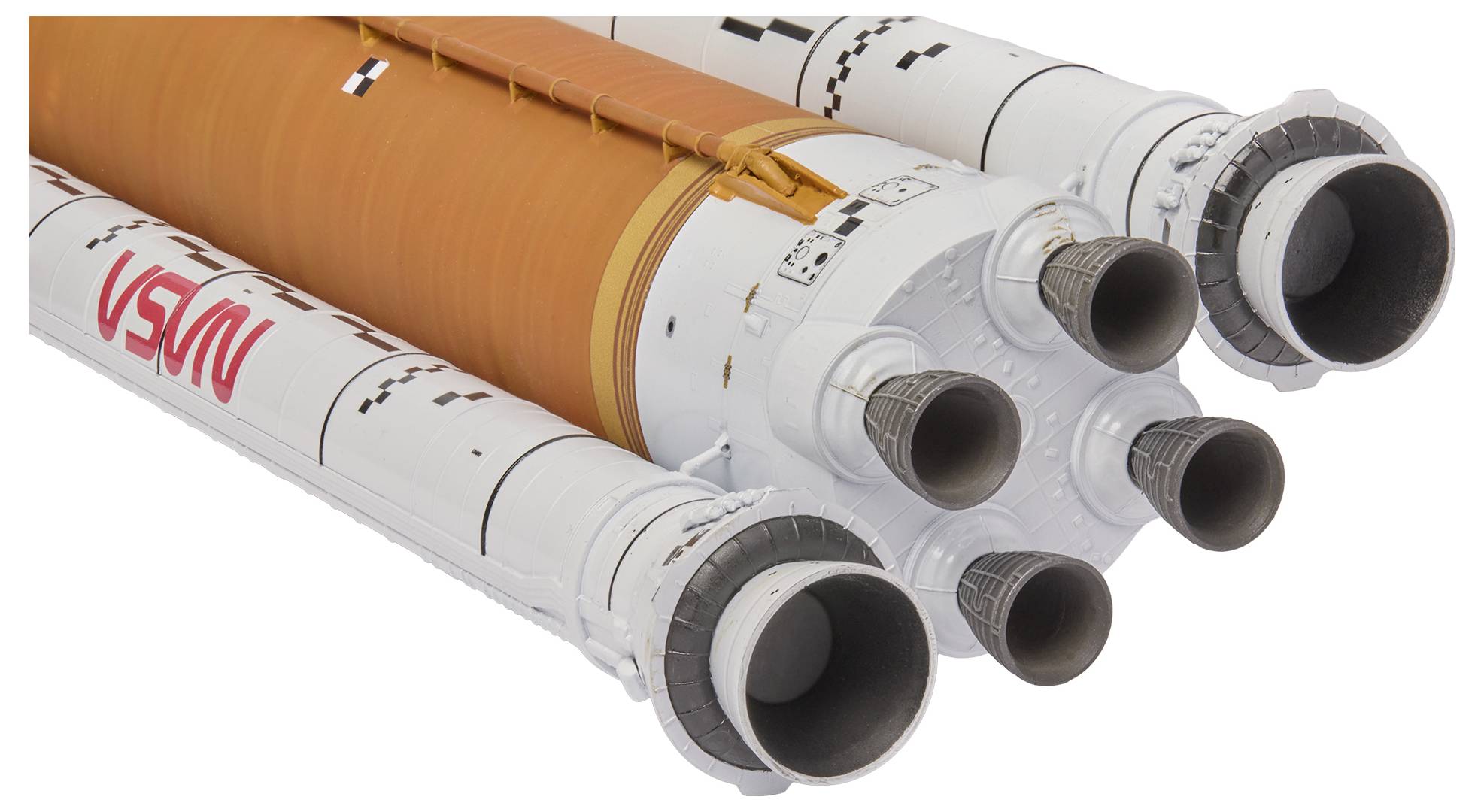 Trois propulseurs attachés à un réservoir central orange, chacun équipé de moteurs et portant le logo « NASA », faisant partie d'un système de lancement spatial.