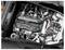 Gros plan sur un moteur de Lamborghini, mettant en valeur ses composants complexes et la marque sur le couvercle du moteur.