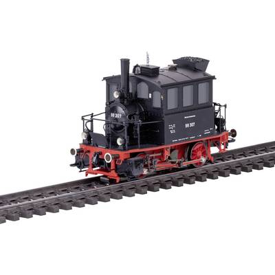 Une petite locomotive à vapeur vintage noire aux roues rouges est exposée sur des rails contre un fond blanc.