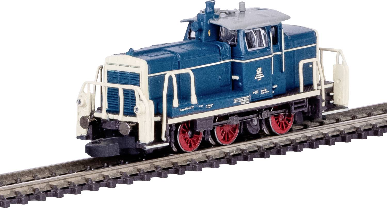 Un petit moteur de train miniature bleu et blanc avec des roues rouges est exposé sur des rails. Le train présente des garde-corps détaillés et une cheminée.