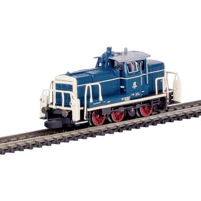 Un petit moteur de train miniature bleu et blanc avec des roues rouges est exposé sur des rails. Le train présente des garde-corps détaillés et une cheminée.