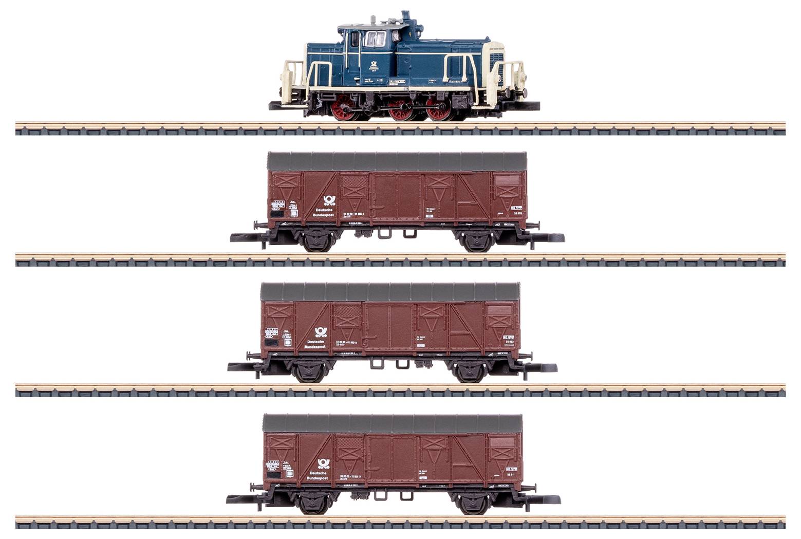 Une locomotive bleue est stationnée sur une voie ferrée, avec trois wagons de marchandises bruns alignés en dessous, chacun sur une voie séparée et identique en conception.